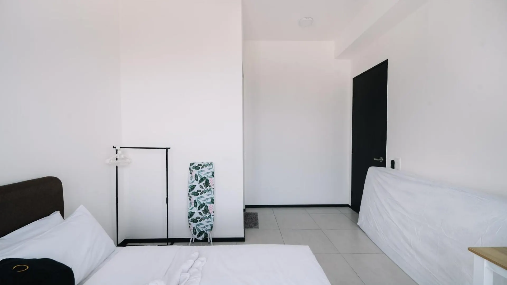 Seaview Infinity Pool 2Br 2Cp 8Pax Urban Suite George Town