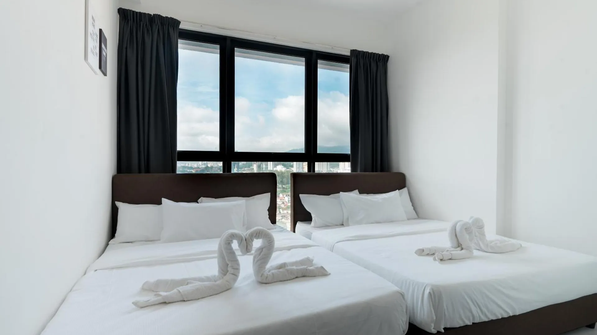 Seaview Infinity Pool 2Br 2Cp 8Pax Urban Suite George Town Apartment