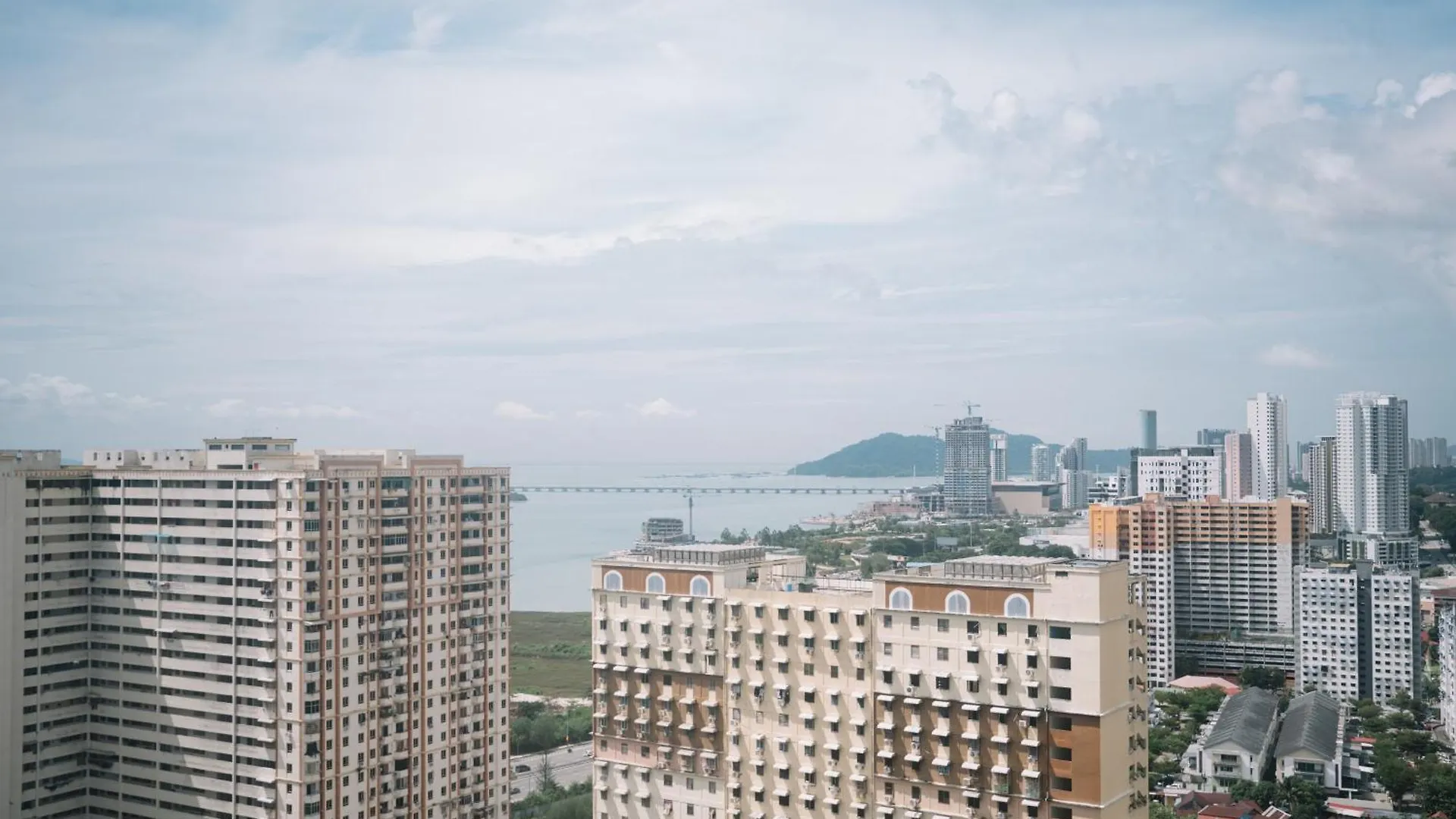 Seaview Infinity Pool 2Br 2Cp 8Pax Urban Suite George Town